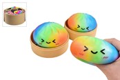 Male prezenty dla dzieci - Trend Toys Kawaii tęczowe piankowe pierożki 8,5cm w koszyku do gotowania na parze - 201080