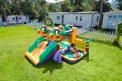 Zabawki na zewnatrz - Doctor Dolphin Dinoworld dmuchany zamek do skakania w zestawie z dmuchawą 450 watt - 82081