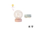 Lalka, miś i akcesoria - Micki Lundby lampa podłogowa i reflektor ze światłem. Wymaga 2x baterii CR2032 (brak w zestawie); automatyczne wyłączenie po 15 minutach. - 18400