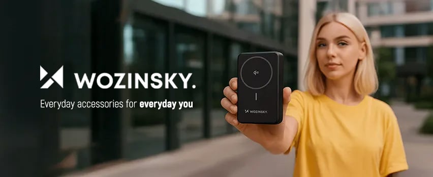 Kobieta w żółtej koszulce prezentuje bezprzewodowy powerbank Wozinsky z hasłem Everyday accessories for everyday you