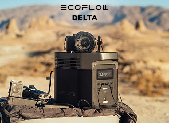 EcoFlow DELTA stacja zasilania na pustyni z podłączonym aparatem i profesjonalnym sprzętem